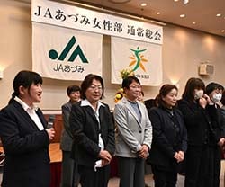 抱負を述べる矢口新部長（左）