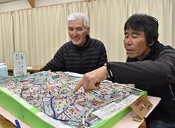 手作りのジオラマで地域の未来を語る北島さん（左）と大沢さん（右）