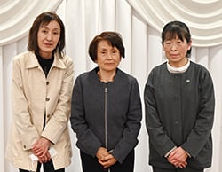 新部長の降旗さん(中央) 副部長の柏原さん(左) 太田さん(右)（長野県大町市で）