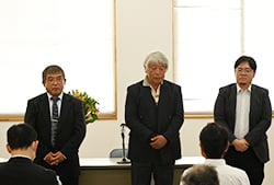 就任のあいさつをする新3役