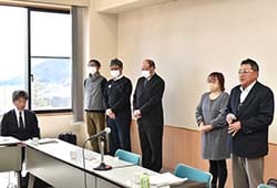 意気込みを述べる石曽根部会長（右）