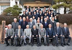 閉鎖となる山吹事業所の前で