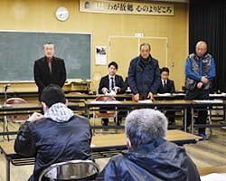 再任のあいさつをする上條恭正部会長（左）と新役員