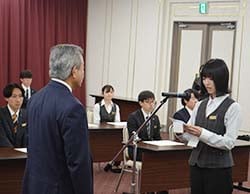 誓いの言葉を述べる山本さん