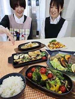 「信州諏訪産つきあかり」と食べる野菜ステーキの出来栄えを確認する職員