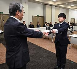 辞令を受け取る高橋宗汰さん（右）