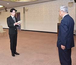 決意を述べる遠藤さん・辞令を受ける遠藤さん