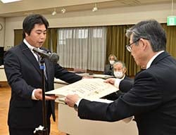 県知事賞の表彰を受ける矢口さん（左）