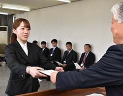 辞令を受け取る新採用職員（左）と手渡す千國茂組合（右）