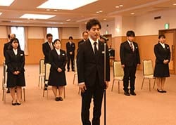 決意表明する新入職員代表