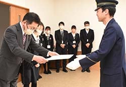 感謝状を受け取る竹村支所長(左)と窓口担当者