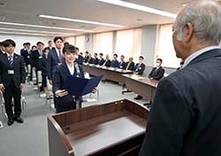 決意述べる木内さん(左)
