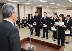 小平組合長を前に決意表明する酒井さん