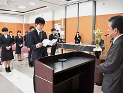 誓いの言葉を述べる小原さん