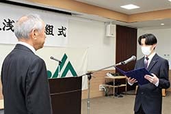 代表で決意表明する白鳥さん