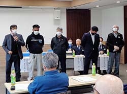 あいさつする小林新専門委員長（左）と新役員