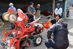 積極的に質問しながら使用方法を学ぶ参加者