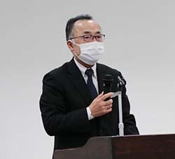あいさつする上條常務理事 