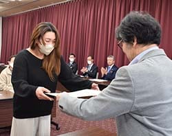 乳質最優秀賞を受け取る荻原さん