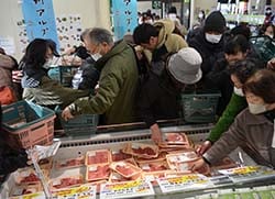 直売所にて肉を買い求める客（23年11月25日）