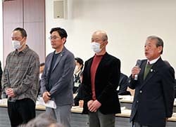 あいさつする萩原新会長（右）