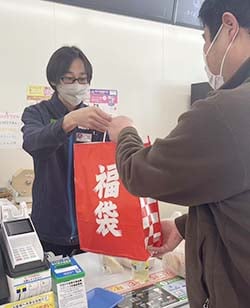 福袋を販売する大谷店長