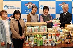 食料品を寄贈する黒沢会長と会員ら