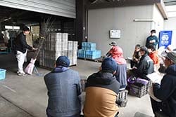 営農技術員が苗木の管理を説明