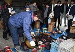 燃焼法で使用するロウソクの準備方法を実演