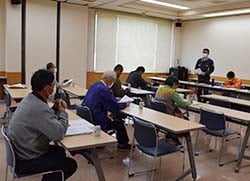 栽培の注意点を説明するカゴメ（株）の担当者