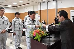 修了証を受け取る若林さん