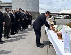 玉串をささげる高栁副組合長