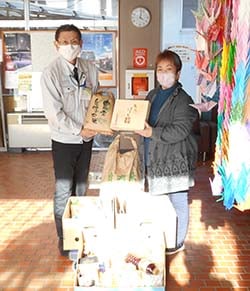 食品を手渡す久保支会長（右）