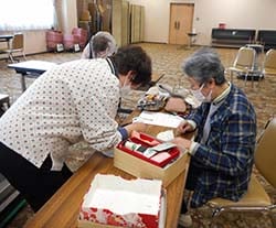 教えあいながら作業を進める参加者