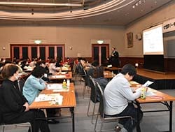 葬祭事業の説明に耳を傾ける部員ら