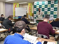 米作りのポイントを解説する手塚係長（中央）