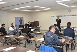 あいさつをする武舎部長