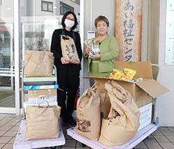食品を社会福祉協議会職員へ手渡す久保部長（長野県上田市で）