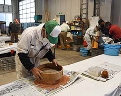 作業をすすめる生産者