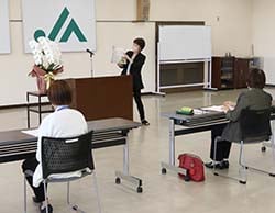 講義を受ける学生たち