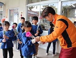 中平所長からダリアを受け取る園児