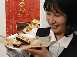 商品を紹介する勝野さん