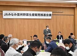 あいさつをする橋爪部会長