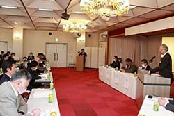 あいさつする浅沼組合長