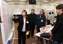 グループワークを行う入塾生たち