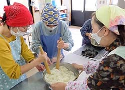 おはぎ作りをするフレミズ会員
