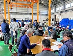 農機具の購入を検討する農家ら