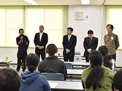 挨拶をする新役員