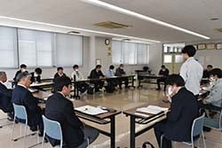 設置会議で現状の生育状況などを共有した
