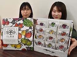 新商品をPRする工房職員